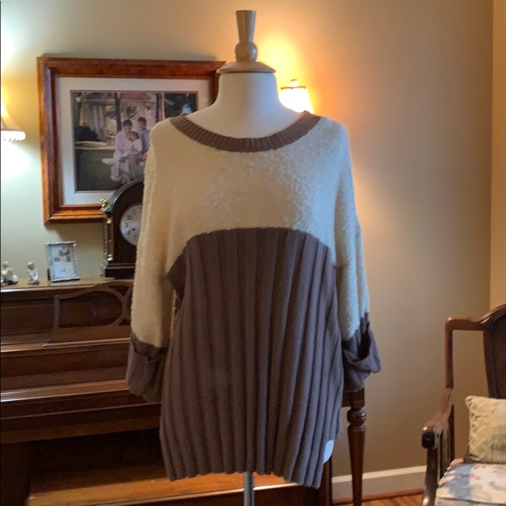 Umgee cream & brown sweater size medium